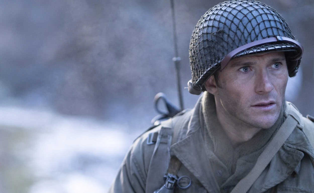 John Castle (Scott Eastwood) wears a netted helmet with a radio antenna behind his shoulder in Lucky Strike.